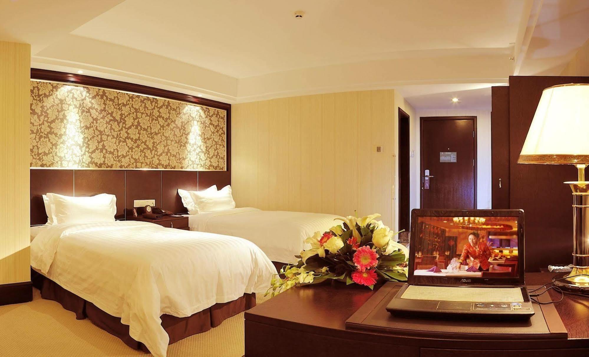Zhaorui International Hotel อู่ฮั่น ภายนอก รูปภาพ